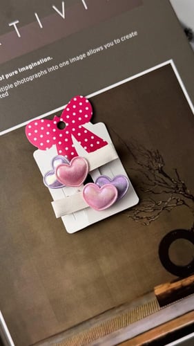 توكات جلد أبيض مزين بقلوب ملونة لامعة