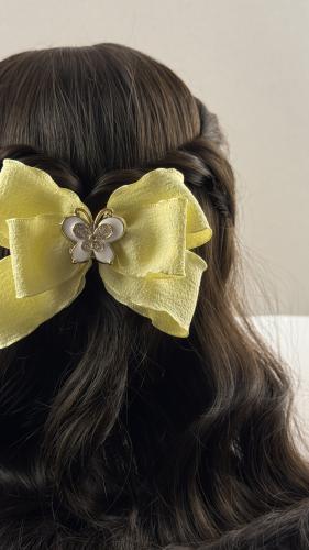 توكات شرايط أصفر مزينة بفراشة اكرلك