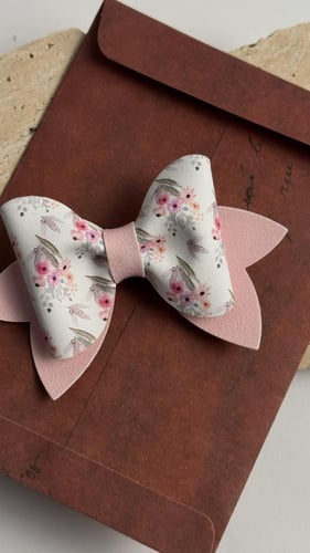 توكة جلد مشجر أبيض وجلد وردي سادة