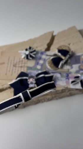 طقم توكات وطوق شرايط كحلي محددة بلون أبيض