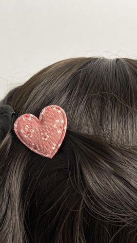 توكات قلوب بألوان متعددة مزينة برسوم أزهار صغيرة