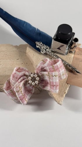 توكة قماش أبيض ووردي كاروهات مزين باكسسوار ذهبي