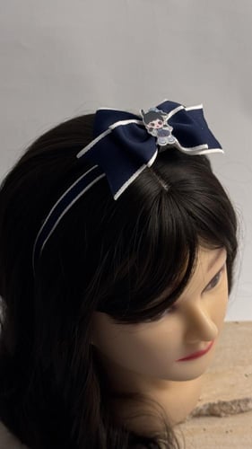 طقم توكات وطوق شرايط كحلي محددة بلون أبيض