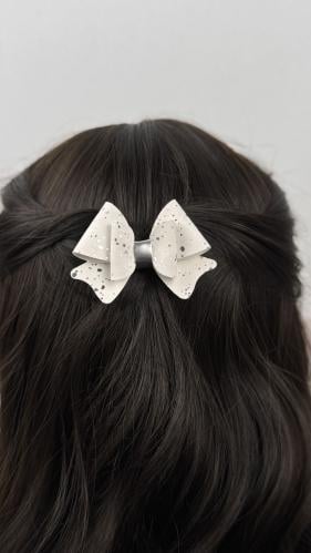 توكات جلد أبيض مزينة بنقط فضي