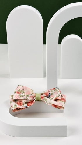 توكة قماش ابيض مورد بورود وردية وزرقاء