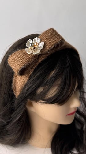 أطواق شعر صوف مزينة بأكريلك وردة ولولو