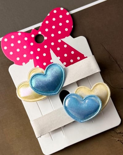 توكات جلد أبيض مزين بقلوب ملونة لامعة