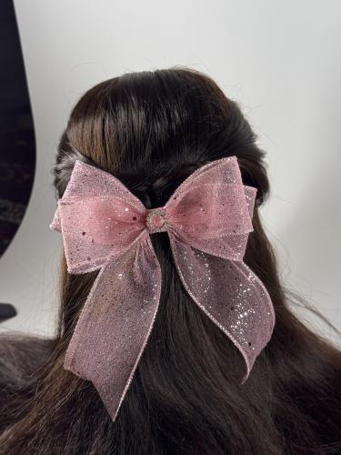 توكة شيفون وردي مع جليتر لامع وزينة فضي وفصوص في ا...