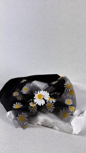 بندانة أسود برسومات الأقحوان