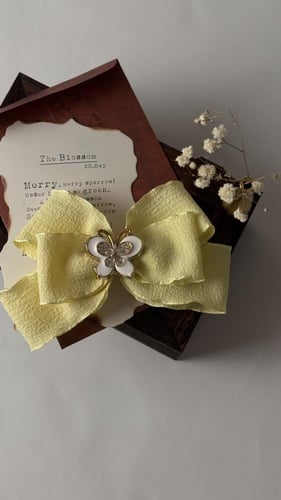 توكات شرايط أصفر مزينة بفراشة اكرلك