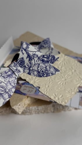 بكلات جلد أبيض مشجر بلون أزرق