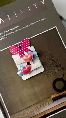 توكات جلد أبيض مزين بقلوب ملونة لامعة