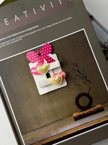 توكات جلد أبيض مزين بقلوب ملونة لامعة