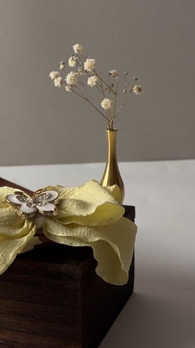 توكات شرايط أصفر مزينة بفراشة اكرلك