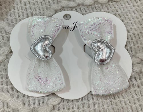 توكات فيونكة بشرايط ابيض لامع مع قلب ملون