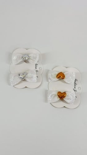 توكات فيونكة بشرايط ابيض لامع مع قلب ملون