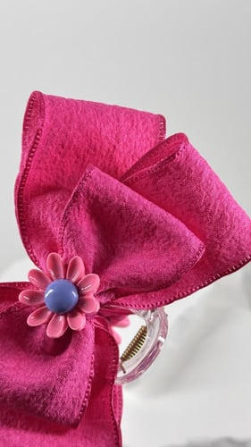 مساكة بلاستك شفاف مزينة بشرايط وردي