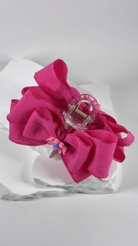 مساكة بلاستك شفاف مزينة بشرايط وردي