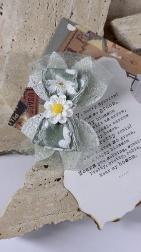 توكة جلد أبيض وشريطة اخضر فاتحة مزينة بأقحوان أبيض