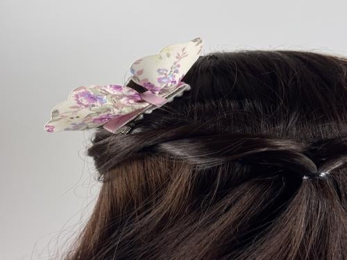 توكات على شكل فيونكة جلد أبيض مشجر بورود بنفسجي و...