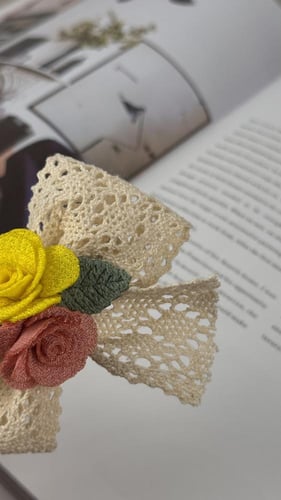 توكة دانتيل بيج مزينة بازهار وردي وأصفر