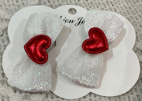 توكات فيونكة بشرايط ابيض لامع مع قلب ملون