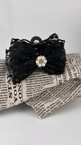 مساكة شعر كبيرة مزينة بدانتيل أسود مع اكسسوار ذهبي...