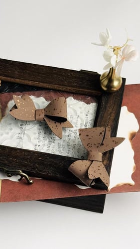 توكات جلد بني مزينة بنقط لون نحاسي