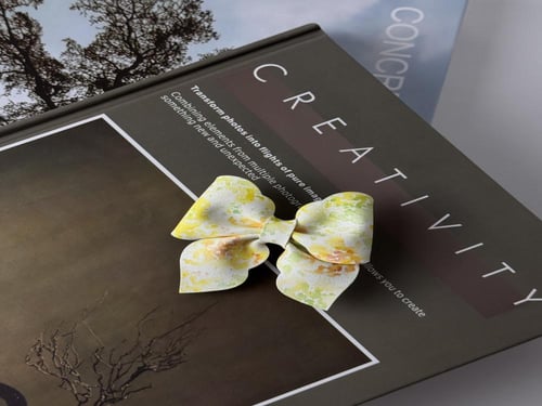 توكة جلد أبيض لامع مزين باللون الاخضر والاصفر والب...