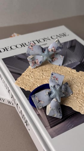 بكلة جلد أزرق سماوي مزينة برسومات أزهار وفراشات