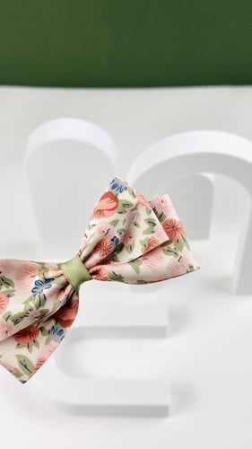 توكة قماش ابيض مورد بورود وردية وزرقاء