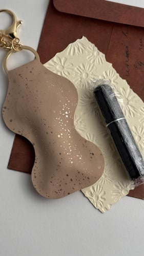 تعليقة شنطة حامل للعطر جلد بني مع علبة عطر ٥مل