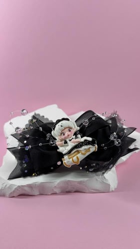توكة شيفون أسود مزينة بمجسم دمية