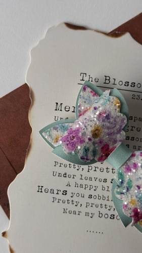 توكة جلد تركواز وجلد أبيض مزين بجليتر ورسومات ملون...