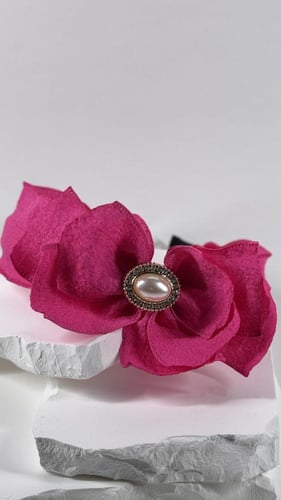 طوق مزين بشرايط وردي