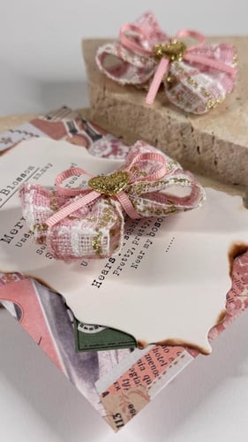 توكات قماش وري وابيض مذهب مزين بقلب ذهبي