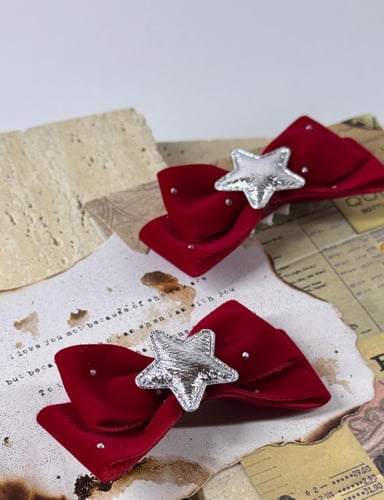 توكات مخمل اسود صغيرة مزينة بنجوم فضية