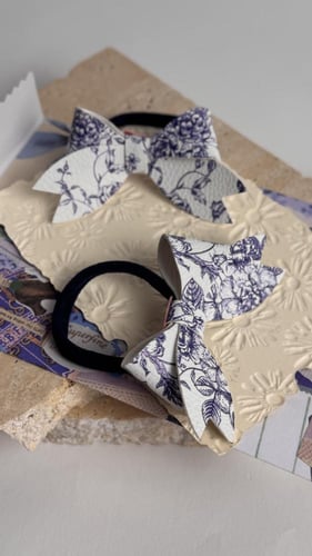 بكلات جلد أبيض مشجر بلون أزرق