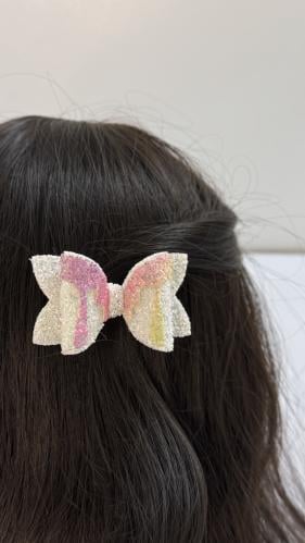 توكات جلد أبيض لامع مزينة بجلد بألوان متدرجة