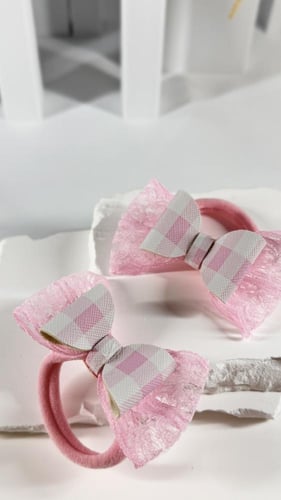 بكلات دانتيل وردي وجلد كاروهات أبيض ووردي