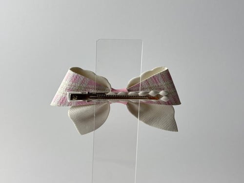 توكة جلد أبيض كاروهات وردي وجلد وردي لامع