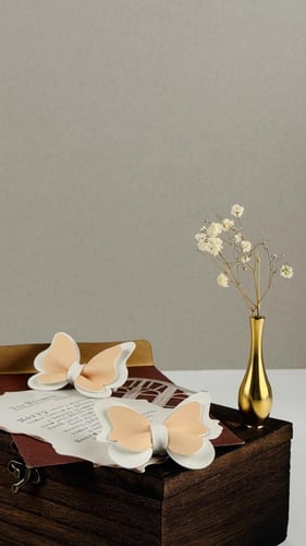 توكات فراشات جلد ناعم لامع لمعة خفيفة