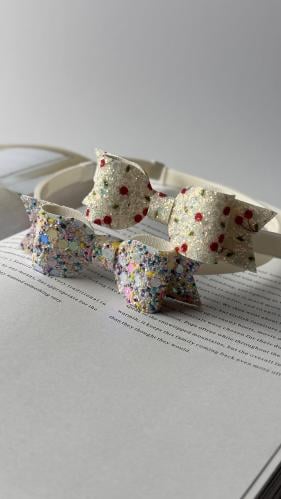 طوق جلد أبيض مزين بجليتر ملون