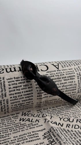 طوق جلد أسود مموج بلون نحاسي