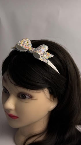 طوق جلد أبيض مزين بجليتر ملون