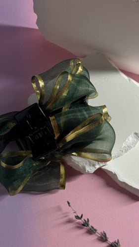 مساكة شعر أخضر و ذهبي