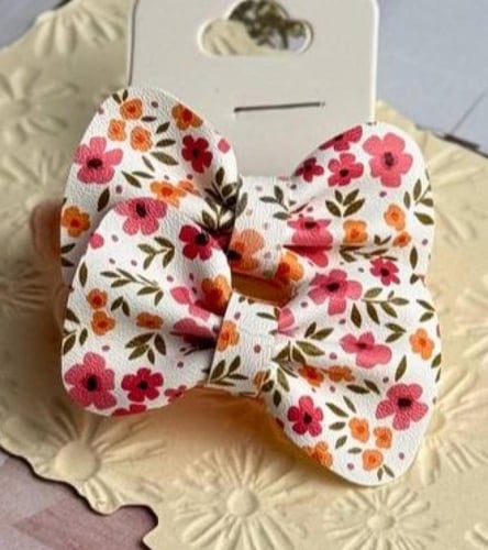 بكلات جلد أبيض برسومات أزهار