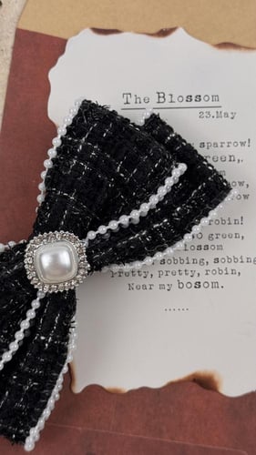 توكة سوداء بأطراف لولو مزينة بأكرلك فضي ولولو