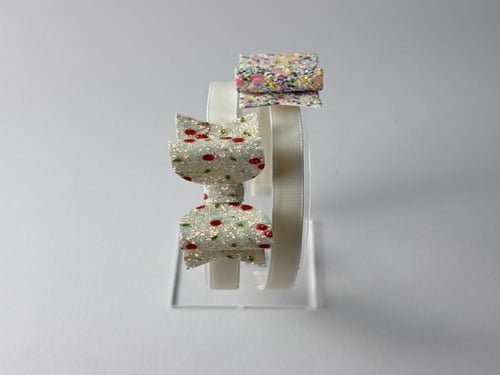 طوق جلد أبيض مزين بجليتر ملون