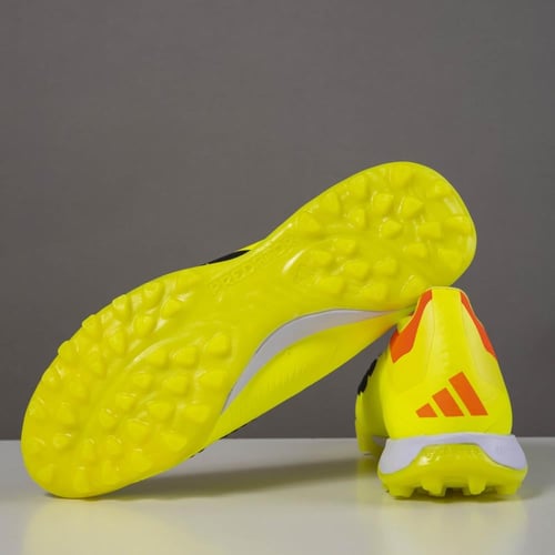 جزمة كرة قدم Adidas